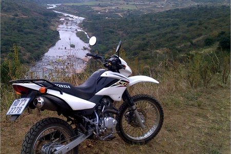 Peter Joubert se komposisie-foto met ‘n motorfies as fokuspunt
